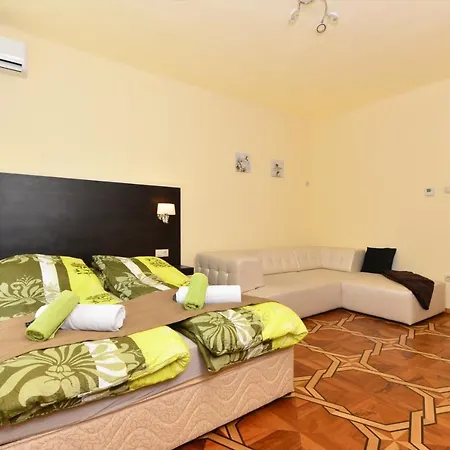 Flat In The Castle Area