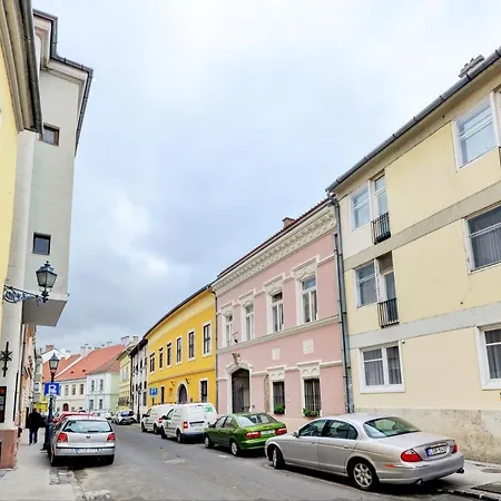 Flat In The Castle Area *